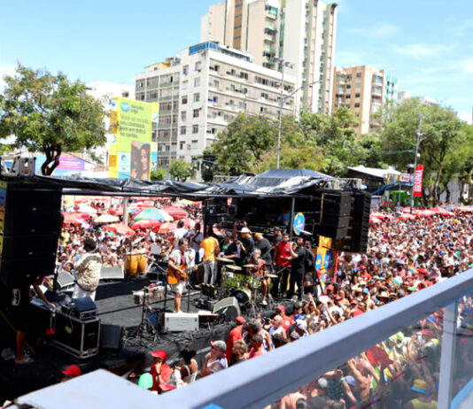 Bora pro sexto dia de Carnaval em Salvador! Confira aqui transmissão desta terça-feira (17) nos circuitos: Barra-Ondina e Campo Grande e saiba mais da folia