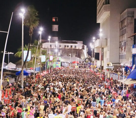 Carnaval da Bahia bate recorde em 2026 com 3,8 milhões de turistas no estado e mais de R$ 8 bilhões em receita; confira