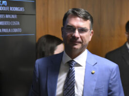 Em reunião do PL, Flávio chora ao falar do pai, diz que respeita Michelle e acerta maior engajamento de Nikolas