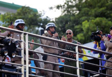 No aniversário da PM-BA, Coronel Magalhães sobe em trio de Léo Santana e enaltece público: ‘Faz essa festa bonita’
