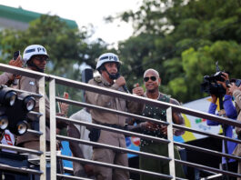 No aniversário da PM-BA, Coronel Magalhães sobe em trio de Léo Santana e enaltece público: ‘Faz essa festa bonita’