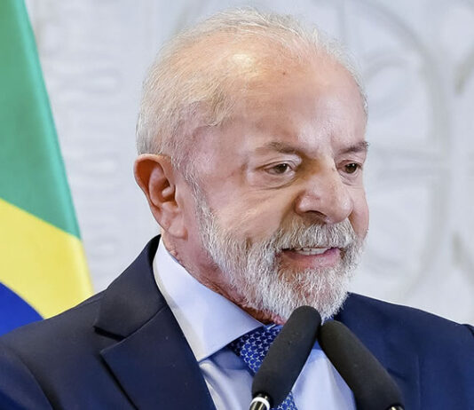Veja: Pesquisa divulgada pela AtlasIntel mostra reação negativa à homenagem a Lula no Carnaval e propaganda eleitoral