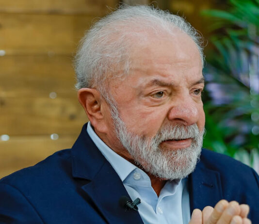 Lula aparece à frente de Flávio Bolsonaro em cenário de segundo turno, aponta pesquisa