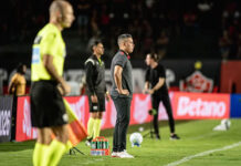 Jair minimiza derrota em casa e diz: ‘Meu time foi melhor’; técnico também explica as falhas defensivas do Vitória