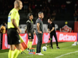 Jair minimiza derrota em casa e diz: ‘Meu time foi melhor’; técnico também explica as falhas defensivas do Vitória