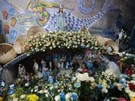 Presente para Iemanjá representa ancestralidade e protege tradição religiosa praticada há 200 anos em Salvador