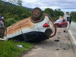 Caseiro suspeito de matar mulher a facadas e ferir idoso morre em acidente durante perseguição policial na Bahia