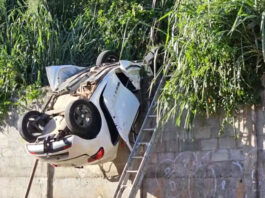 Salvador: Carro cai de altura de cerca de 17 metros de estacionamento e deixa adolescente preso às ferragens