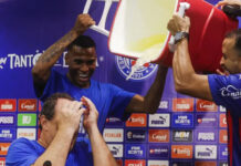 Rogério Ceni toma banho de gelo, comenta vaias em jogo e assume queda de produção mesmo com título do Bahia