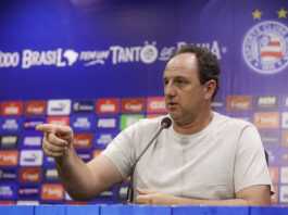 Ceni afirma que Bahia fez primeiro tempo brilhante, mas cobra mais gols dos pontas; tricolor dominou Bragantino