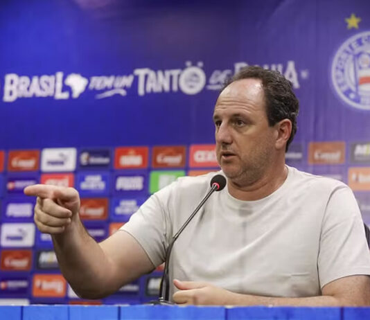 Ceni afirma que Bahia fez primeiro tempo brilhante, mas cobra mais gols dos pontas; tricolor dominou Bragantino