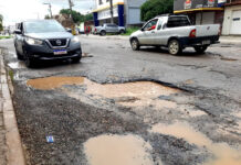 Chuvas agravam buracos na Avenida Antônio Carlos Magalhães e motoristas já cobram solução por parte da prefeitura em Santo Antônio de Jesus; veja vídeo