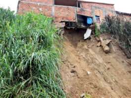 Deslizamento provoca queda de muro em residência no bairro São Benedito em Santo Antônio de Jesus e acende alerta às margens da rodovia BA-046; assista