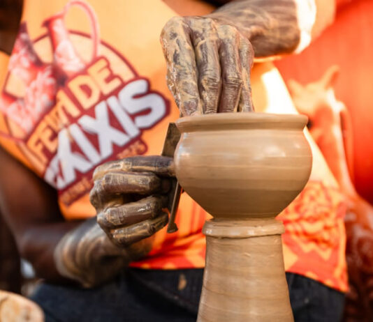 Feira de Caxixis 2026 em Nazaré atrai multidões com grandes shows, tradição, artesanato e turismo durante a Semana Santa na Bahia; confira detalhes