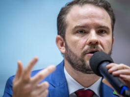 Ministro da Fazenda defende tributar mais os ricos, rever programas sociais e cortar benefícios fiscais nos próximos anos