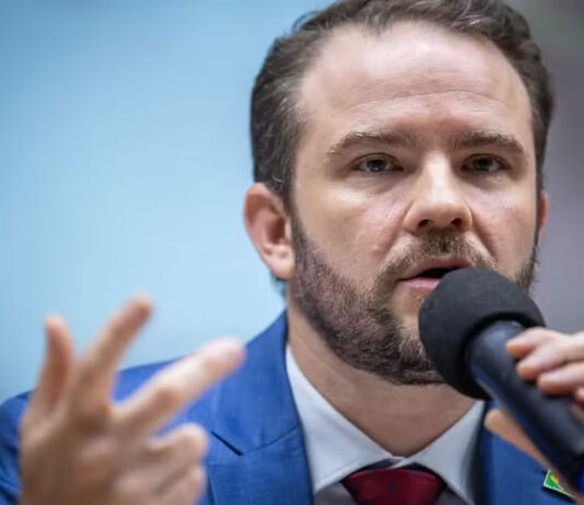 Ministro defende tributar mais os ricos, rever programas sociais e cortar benefícios fiscais nos próximos anos