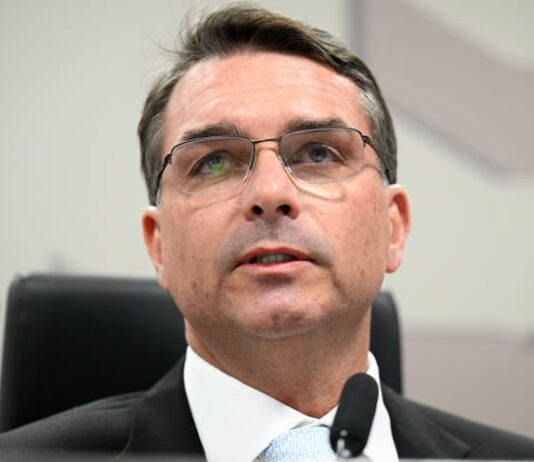 Flávio celebra resultado de pesquisa do Datafolha que mostra empate com Lula: ‘Ultrapassamos, o Brasil quer prosperar’