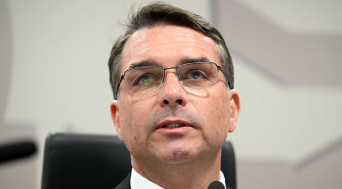 Flávio Bolsonaro surpreende e defende continuidade do Bolsa Família