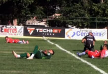 Jogadores deitam no chão após invasão de libélulas durante uma partida de futebol em cidade do interior da Bahia