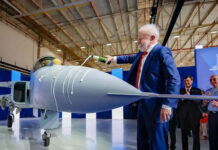 Nas redes sociais, Lula mostra voo escoltado por primeiro caça produzido no Brasil e chama de momento histórico