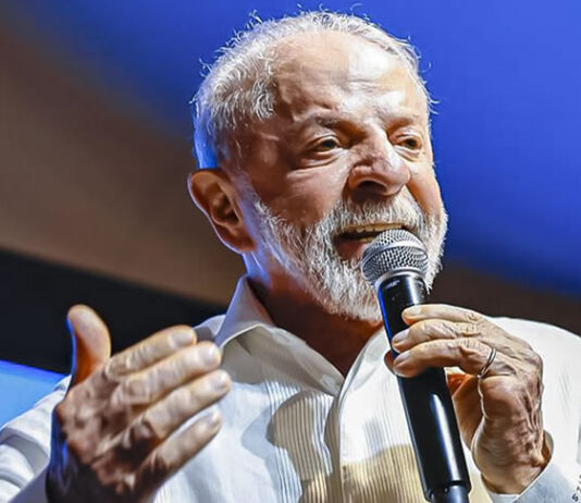 Datafolha diz que Lula aparece à frente de Flávio Bolsonaro entre eleitores que se autoidentificam como de centro; veja