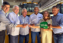 Prefeita Mara participa de cerimônia com Jerônimo Rodrigues e garante retroescavadeira para fortalecer serviços da prefeitura em Salinas da Margarida; veja