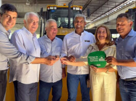 Prefeita Mara participa de cerimônia com Jerônimo Rodrigues e garante retroescavadeira para fortalecer serviços da prefeitura em Salinas da Margarida; veja