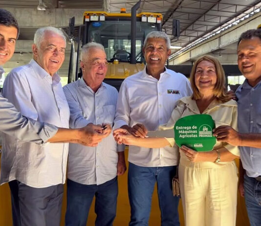Prefeita Mara participa de cerimônia com Jerônimo Rodrigues e garante retroescavadeira para fortalecer serviços da prefeitura em Salinas da Margarida; veja