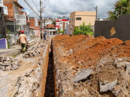 Prefeitura de Santo Antônio de Jesus realiza obra de drenagem para resolver alagamento na rua Idelfonso Guedes e garantir mais segurança para moradores