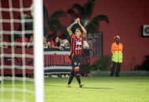 Vitória supera Mirassol no Barradão por 1×0 com golaço de Baralhas; capitão do Leão marcou o único gol da partida