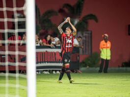 Vitória supera Mirassol no Barradão por 1×0 com golaço de Baralhas; capitão do Leão marcou o único gol da partida