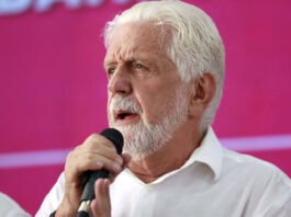Jaques Wagner ironiza crítica de Romeu Zema a Flávio Bolsonaro após o pedido milionário ao banqueiro Vorcaro; confira