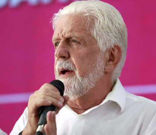 Jaques Wagner ironiza crítica de Romeu Zema a Flávio Bolsonaro após o pedido milionário ao banqueiro Vorcaro; confira