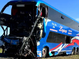 Ônibus que saiu de cidade baiana com excursão de fiéis bate em carreta e deixa dois mortos e mais de 30 feridos
