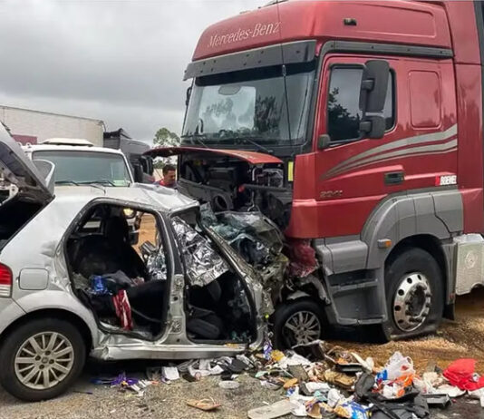 Seis pessoas de família da Bahia morrem em acidente na BR-251 em MG; carro colidiu de frente com uma carreta