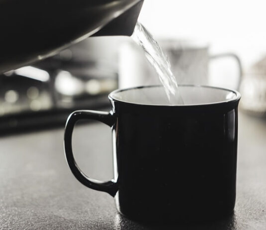 Moda de beber água quente de manhã realmente faz bem à saúde? O hábito já vem ocupando espaço na internet