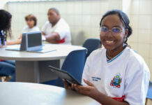 Estudantes da rede estadual pelo ensino médio na Bahia podem acessar oito mil obras literárias pelos tablets; saiba mais
