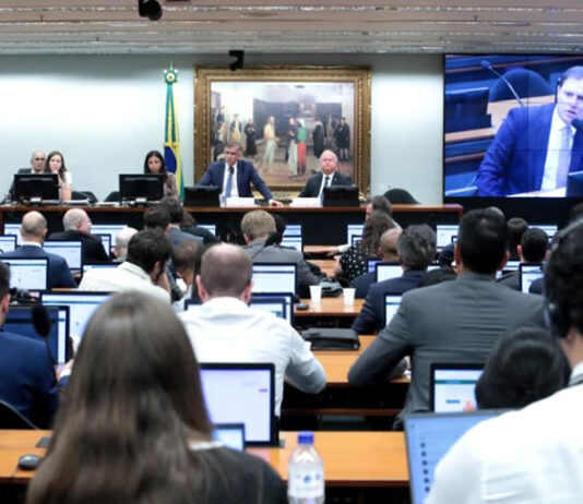 CCJ da Câmara deu aval à proposta que acaba com a escala 6×1 e texto seguirá para uma comissão especial; veja mais