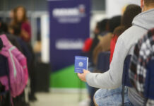 Relator na CCJ lê parecer favorável a PECs que acabam com escala 6×1; pedido de vista da oposição adia votação