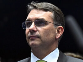 Flávio Bolsonaro retorna à Casa Branca e diz que Brasil terá “novidades” em breve