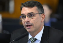 Flávio diz que é fake news matéria da Folha sobre plano que reduz aposentadorias e enfraquece proteção social