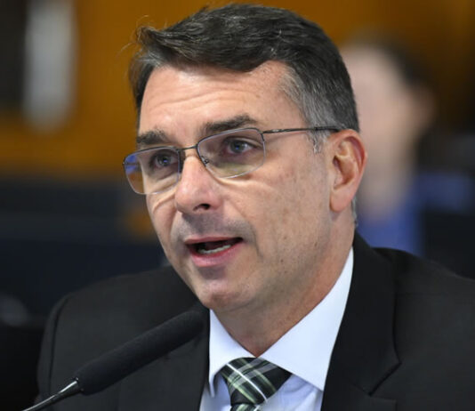 Polêmicas com Flávio Bolsonaro faz PL colocar definição da vice em segundo plano