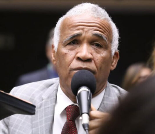 De vestido e com peruca, Pastor Isidório ataca pessoas trans: ‘Mulher tem ovário, homem ovo, Deus criou macho e fêmea’