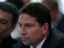Alexandre Ramagem está em uma cela separada e pode ser transferido para outra prisão, diz polícia de Orlando