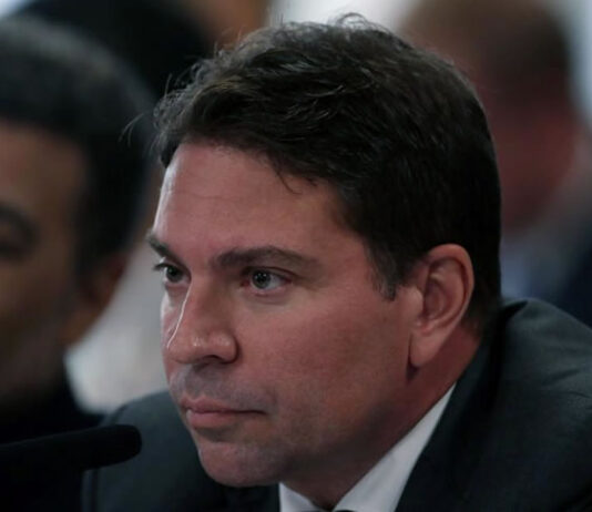 Alexandre Ramagem está em uma cela separada e pode ser transferido para outra prisão, diz polícia de Orlando
