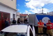 Mãe das três crianças carbonizadas em incêndio foi presa após sair para festa e deixar filhos sozinhos em casa na Bahia