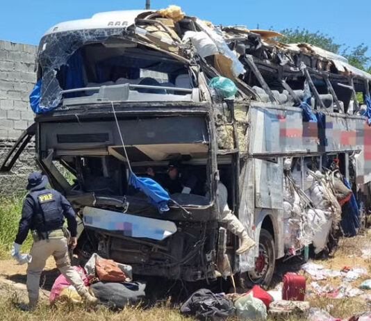 Laudo aponta excesso de velocidade e falhas na sinalização em acidente com ônibus da Bahia que deixou 17 mortos