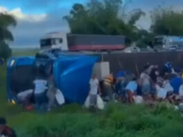 Carga de cerveja é saqueada após tombamento de carreta na BR-324