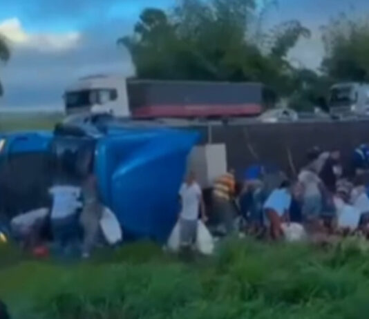 Carga de cerveja é saqueada após tombamento de carreta na BR-324
