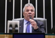 Vice-líder do PL na Câmara diz que Flávio errou ao não avisar bancada; parlamentares estão incomodados
